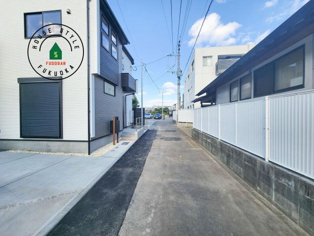 福岡市城南区荒江1丁目第1-2棟（2号棟）の前面道路含む現地写真|前面道路は閑静な住宅地をはしる車通りの少ない道路。お車の出し入れが苦手なママや小さなお子様にも安心ですね。しっかり舗装もされているので、ベビーカーや自転車で通っても快適に通行できます。前面道路です。