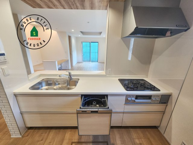 福岡市城南区荒江1丁目第1-2棟（2号棟）のキッチン|ご家族を近くに感じられる対面キッチンのLDK。会話もはずみそうですね。