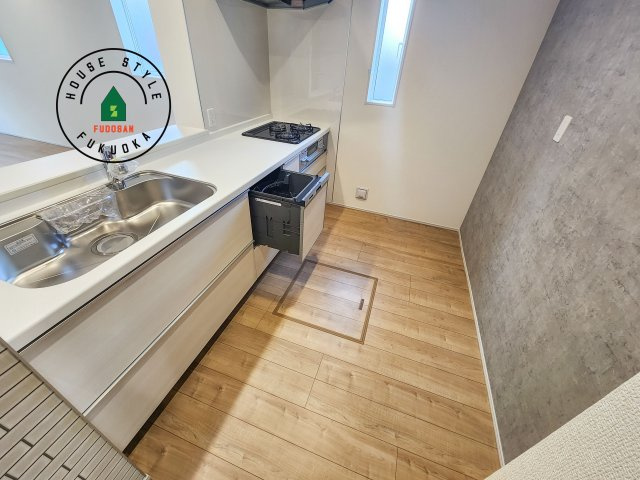 福岡市城南区荒江1丁目第1-2棟（2号棟）のキッチン|ダイニングテーブルへの配膳がラクラク、お料理はかどるカウンター付きシステムキッチン！