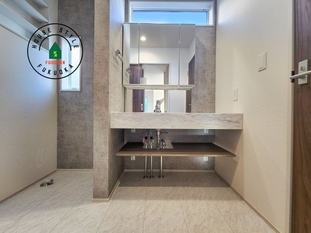 福岡市城南区荒江1丁目第1-2棟（1号棟）の内観：施工例|毎日使うものだから清潔な空間を保ちたい水回り。洗面にはそんな願いを解消させてくれる収納アイデアが満載です。三面鏡の裏側にはキャビネットが現れ小物から背の高い物まで収納できます。