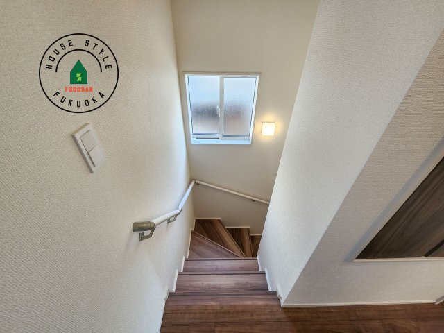 福岡市城南区荒江1丁目第1-2棟（1号棟）の内観：施工例|＜手すり付階段＞手すりがないと階段の昇り降りで危険なことはもちろん、壁に手をつきながら歩くことで壁紙が汚れやすくなります。すべての方に快適に昇り降りしていただくため、手すりを設置しました。