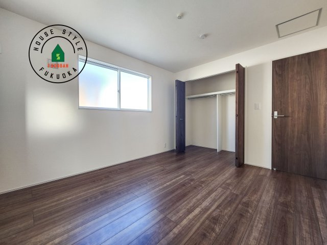 福岡市城南区荒江1丁目第1-2棟（1号棟）の内観：施工例|採光良好な洋室は全居室、複層ガラスの遮熱効果と断熱効果で、一年中快適に過ごせます。