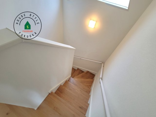 古賀市天神7丁目第5-2棟（2号棟）の内観：施工例|階段からも明るい光が入ります。採光や通風も階段の重要な役割です。
