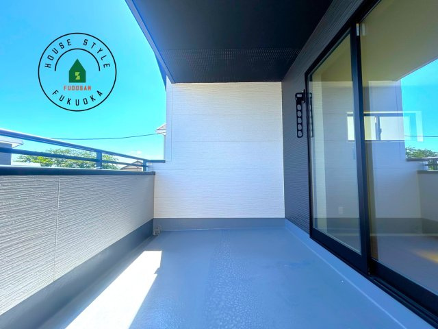 古賀市天神7丁目第5-2棟（2号棟）の外観：施工例|風をしっかりと感じられるバルコニーでは、毎日が洗濯日和です。広々としているので洗濯も楽しくなるでしょうし、気分転換にバルコニーからの眺めを楽しむのもいいでしょう。