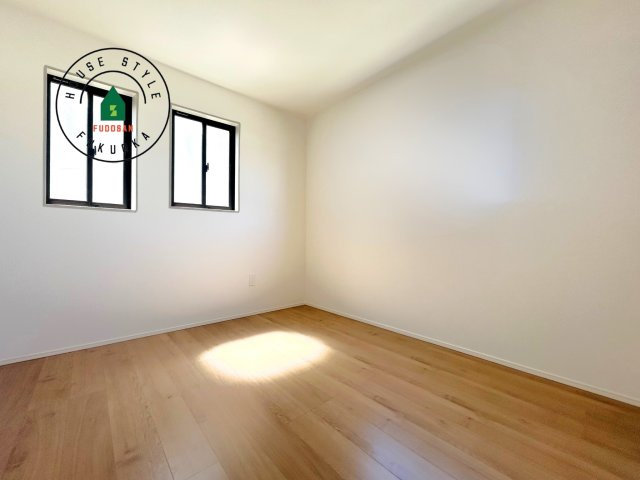 古賀市天神7丁目第5-2棟（2号棟）の内観：施工例|柔らかい陽光が差し込む明るいお部屋を演出する設計。彩光の取れる窓が気持ちの良いお部屋を創り上げます。