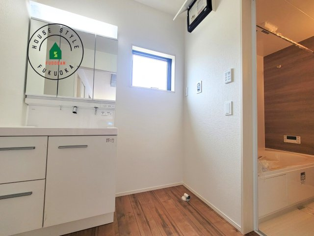 古賀市天神7丁目第5-2棟（1号棟）の内観：施工例|ゆとりの洗面スペースで朝の身支度もスムーズに。暮らしを快適に変えるシャワー付洗面台です！