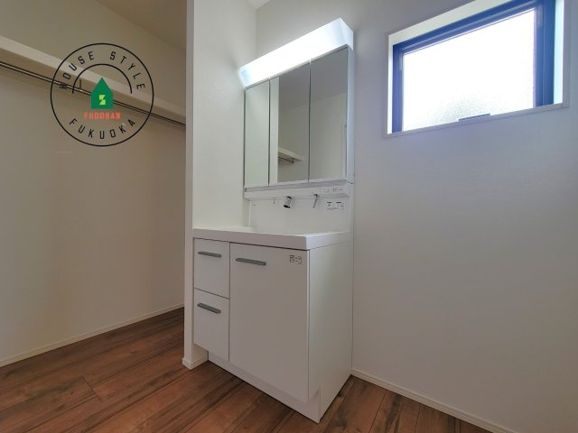 古賀市天神7丁目第5-2棟（1号棟）の内観：施工例|毎日使うものだから清潔な空間を保ちたい水回り。洗面にはそんな願いを解消させてくれる収納アイデアが満載です。三面鏡の裏側にはキャビネットが現れ小物から背の高い物まで収納できます。