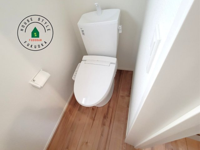 古賀市天神7丁目第5-2棟（1号棟）の内観：施工例|温水洗浄便座を完備しております。2ヶ所にトイレがあるのは朝の慌ただしい時間も安心です。