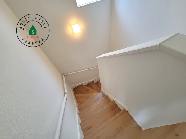 古賀市天神7丁目第5-2棟（1号棟）の内観：施工例|階段からも明るい光が入ります。採光や通風も階段の重要な役割です。