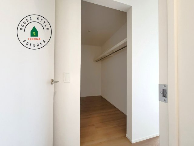 古賀市天神7丁目第5-2棟（1号棟）の内観：施工例|洋服や大きな荷物が多い方や人数の多いご家族などは、一般的なクローゼットよりもウォークインクローゼットのほうが使い勝手が良いです。