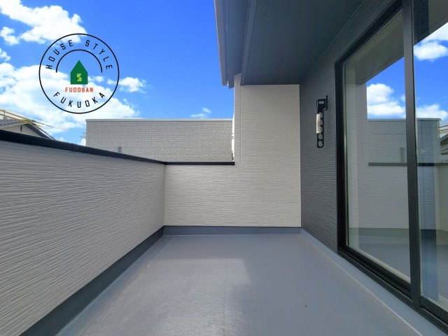 古賀市天神7丁目第5-2棟（1号棟）の外観：施工例|風をしっかりと感じられるバルコニーでは、毎日が洗濯日和です。広々としているので洗濯も楽しくなるでしょうし、気分転換にバルコニーからの眺めを楽しむのもいいでしょう。