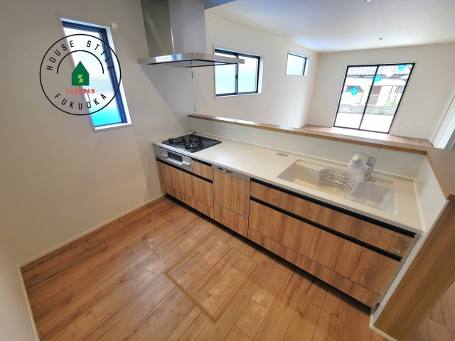 古賀市天神7丁目第5-2棟（1号棟）の内観：施工例|ダイニングテーブルへの配膳がラクラク、お料理はかどるカウンター付きシステムキッチン！