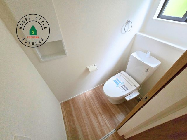 古賀市花見南3丁目第4-1棟（1号棟）の内観：施工例|温水洗浄便座を完備しております。2ヶ所にトイレがあるのは朝の慌ただしい時間も安心です。