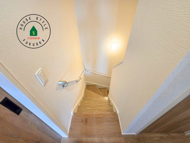 古賀市花見南3丁目第4-1棟（1号棟）の内観：施工例|階段からも明るい光が入ります。採光や通風も階段の重要な役割です。