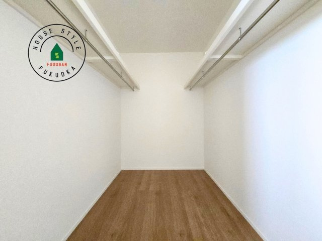 古賀市花見南3丁目第4-1棟（1号棟）の内観：施工例|洋服や大きな荷物が多い方や人数の多いご家族などは、一般的なクローゼットよりもウォークインクローゼットのほうが使い勝手が良いです。