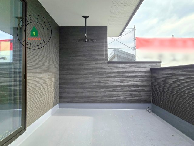 古賀市花見南3丁目第4-1棟（1号棟）の外観：施工例|風をしっかりと感じられるバルコニーでは、毎日が洗濯日和です。広々としているので洗濯も楽しくなるでしょうし、気分転換にバルコニーからの眺めを楽しむのもいいでしょう。