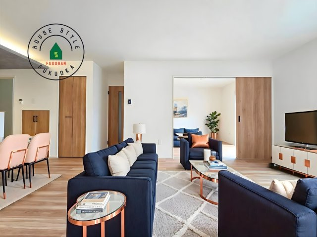 古賀市花見南3丁目第4-1棟（1号棟）の内観：施工例|明るく開放的なリビングダイニングは豊かな陽光が注ぎ込み、やすらぎの空間を演出してくれます。ご家族で楽しいひとときをお過ごし下さい。※家具はCGを合成したものです。