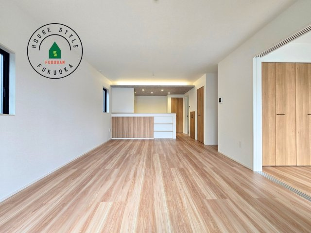 古賀市花見南3丁目第4-1棟（1号棟）の内観：施工例|ご家族を近くに感じられる対面キッチンのLDK。会話もはずみそうですね。