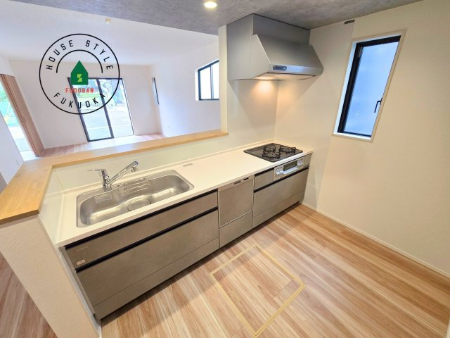 古賀市花見南3丁目第4-1棟（1号棟）の内観：施工例|ダイニングテーブルへの配膳がラクラク、お料理はかどるカウンター付きシステムキッチン！