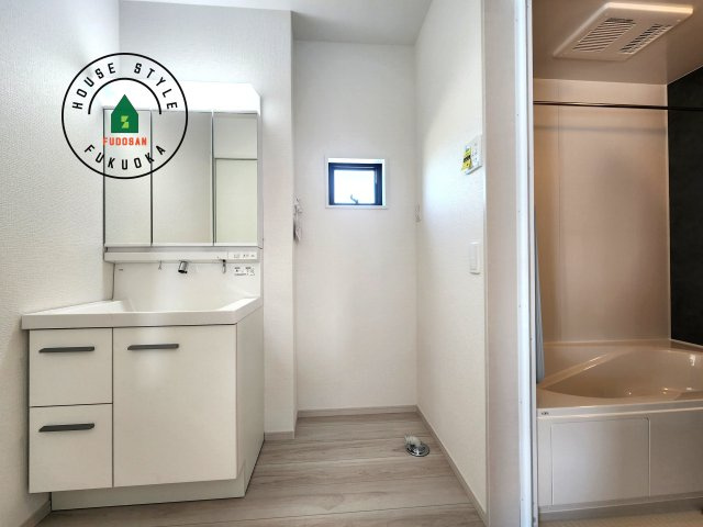 福岡市西区太郎丸2丁目第1-2棟（1号棟）　の内観：施工例|ゆとりの洗面スペースで朝の身支度もスムーズに。暮らしを快適に変えるシャワー付洗面台です！