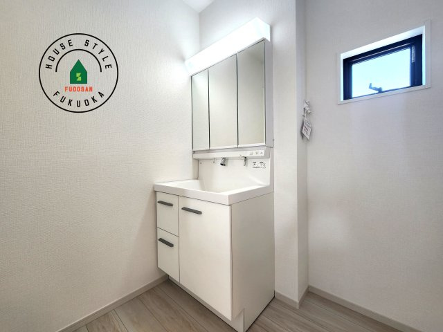 福岡市西区太郎丸2丁目第1-2棟（1号棟）　の内観：施工例|毎日使うものだから清潔な空間を保ちたい水回り。洗面にはそんな願いを解消させてくれる収納アイデアが満載です。三面鏡の裏側にはキャビネットが現れ小物から背の高い物まで収納できます。