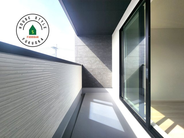 福岡市西区太郎丸2丁目第1-2棟（1号棟）　の外観：施工例|風をしっかりと感じられるバルコニーでは、毎日が洗濯日和です。広々としているので洗濯も楽しくなるでしょうし、気分転換にバルコニーからの眺めを楽しむのもいいでしょう。