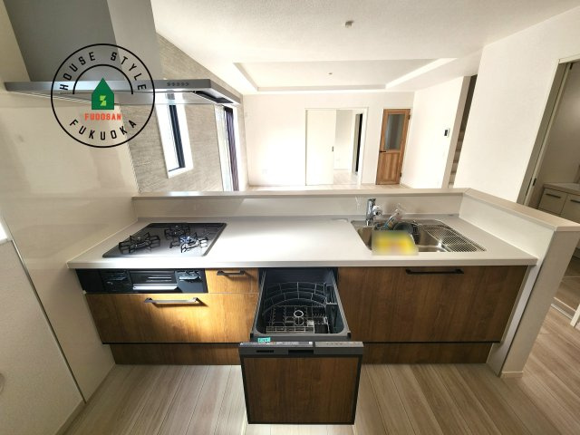 福岡市西区太郎丸2丁目第1-2棟（1号棟）　の内観：施工例|ご家族を近くに感じられる対面キッチンのLDK。会話もはずみそうですね。