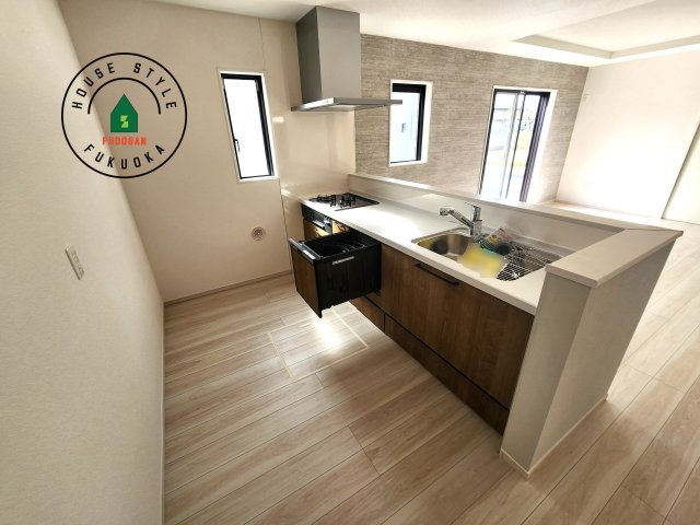 福岡市西区太郎丸2丁目第1-2棟（1号棟）　の内観：施工例|明るいキッチン作業スペースを多くとりました。ご夫婦でキッチンに立っても調理がしやすい広さです。食器類もすっきりと片付く収納は魅力的です。