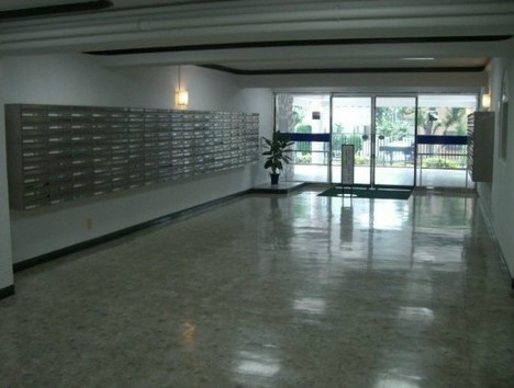 秀和高円寺レジデンスのエントランス