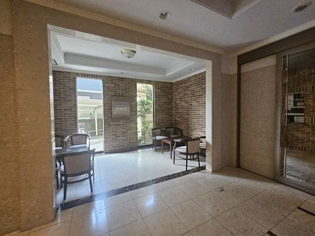 【エントランス】 | アーサー香椎プレッソ | 外と内をつなぐエントランスは、まさに顔となる場所。格調高い雰囲気を漂わせて上質な空間を作り出します