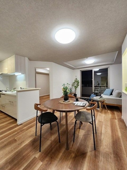 【居間・リビング】 | アーサー香椎プレッソ | リビングは広く落ち着く空間になっており、お好きなレイアウトを楽しめます