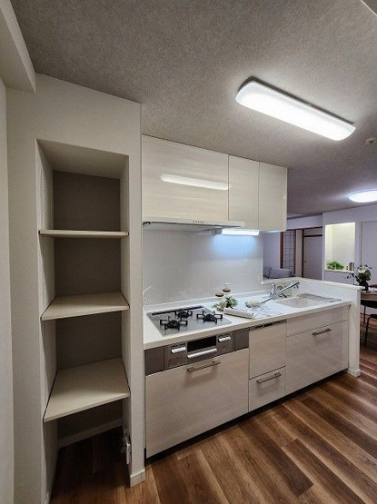 【キッチン】 | アーサー香椎プレッソ | キッチン横に収納があるので、食品ストックやキッチン用品をスッキリ収納できます