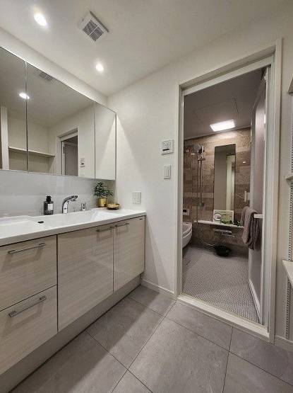 【独立洗面台】 | アーサー香椎プレッソ | 三面鏡裏収納付きの洗面台で、散らかりがちな洗面回りもすっきりと片付きます