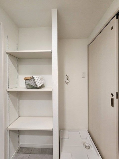 【ランドリースペース】 | アーサー香椎プレッソ | 洗濯機置き場横に備えつけの収納棚があるので、リネン類や洗剤などもスッキリと収納できます