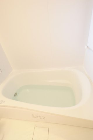 【浴室】 | アンピール松島II | 浴槽の排水はプッシュ式なので見た目がスッキリして、お掃除もしやすいです