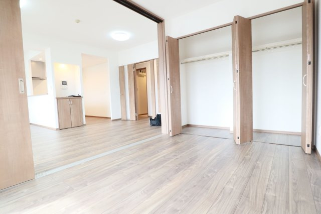 【洋室】 | アンピール松島II | 5.9帖の洋室。LDKとは引き戸でフラットにつながっています。バルコニーに面した明るいお部屋です