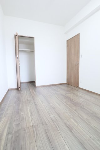 【洋室】 | アンピール松島II | 6.2帖の洋室。収納スペースも設けられているため、居住スペースは広くお使いいただけます