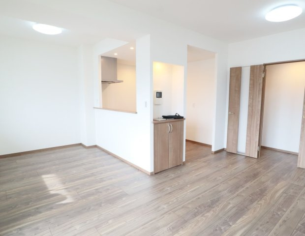 【居間・リビング】 | アンピール松島II | 南西向きの明るいリビングは約16帖と広く落ち着く空間になっており、お好きなレイアウトを楽しめます