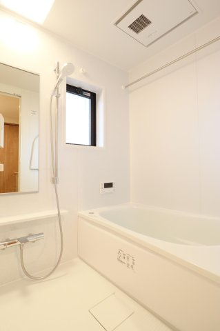 【浴室】 | アンピール松島II | 雨の日でも洗濯に困らない浴室乾燥機、いつでも暖かいお風呂に入れる追い焚き機能付。窓も付いています