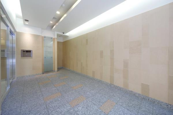 アパートメンツ三田のエントランス