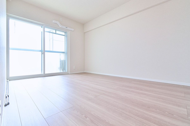 【洋室】 | ＭＡＣ箱崎コート | 6.7帖の洋室。バルコニーに面した明るいお部屋で、大容量のウォークインクローゼットが備えられています