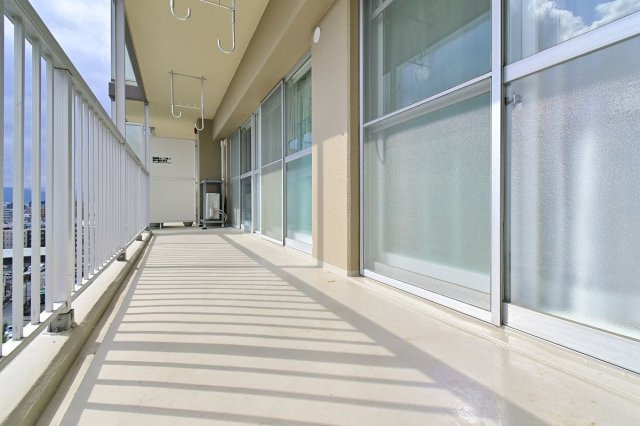 【バルコニー】 | ＭＡＣ箱崎コート | 南東向きのバルコニーは陽当り良好で、たっぷりのお洗濯物もよく乾きます