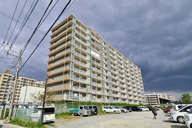 【外観】 | ＭＡＣ箱崎コート | 柚須駅まで徒歩9分で博多へのアクセス便利です。敷地内駐車場に空きがあるのも嬉しいポイントです