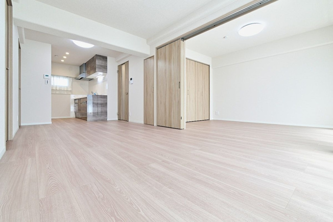 【居間・リビング】 | ＭＡＣ箱崎コート | 南東向きの明るいLDKは壁付タイプのキッチンで空間を有効的に活用できます