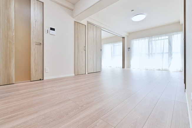 【居間・リビング】 | ＭＡＣ箱崎コート | LDKは隣りの洋室とつなげて広く使ってもOK。ライフスタイルに合わせて自由に使えます