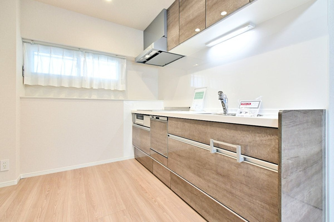 【キッチン】 | ＭＡＣ箱崎コート | シンプルで機能的なシステムキッチン。食洗機に浄水器、収納もばっちりで、窓もあり手元が明るいです