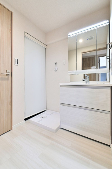 【独立洗面台】 | ＭＡＣ箱崎コート | 三面鏡裏収納付きの洗面台で、散らかりがちな洗面回りもすっきりと片付きます