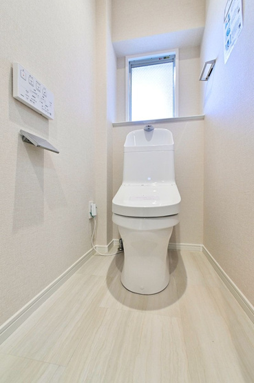【トイレ】 | ＭＡＣ箱崎コート | いつも綺麗に清潔に！ウォッシュレット付きトイレです。窓も付いてるので空気の入れ替えも楽にできます