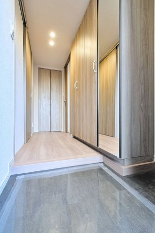 【玄関】 | ＭＡＣ箱崎コート | 玄関には収能力の高いシューズボックスと姿見までセットされています