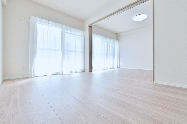 【洋室】 | ＭＡＣ箱崎コート | 6帖の洋室。LDKとは引き戸でフラットにつながっています